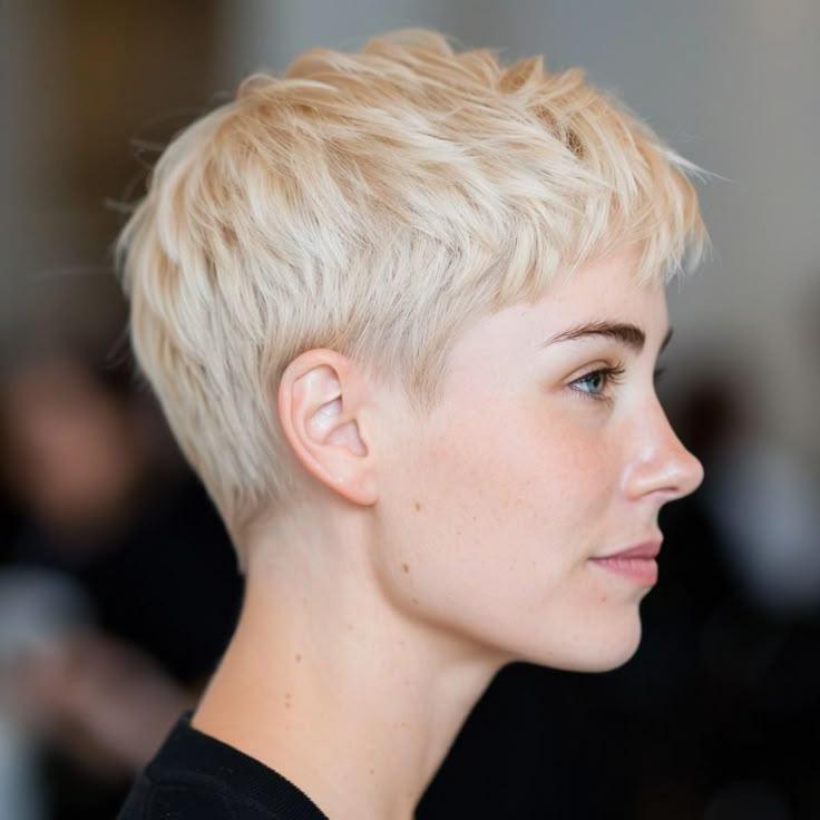 Blond pixie kapsel dames