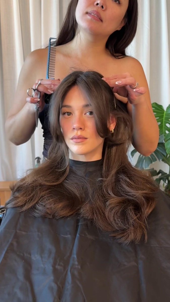 Kapper knipt curtain bangs