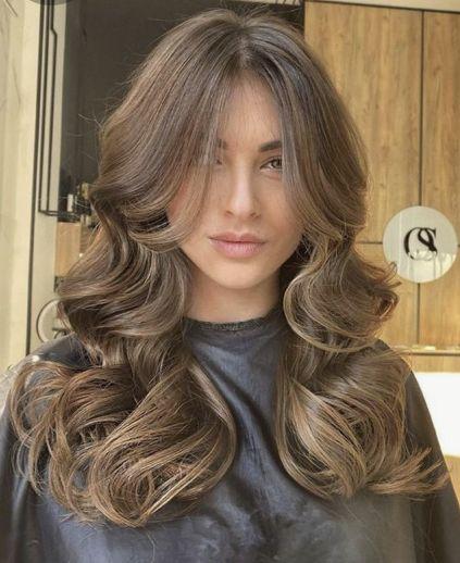 Gekrulde curtain bangs lang haar