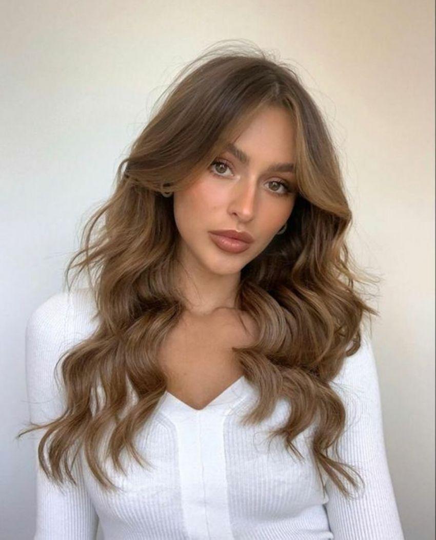 Golvend haar met curtain bangs