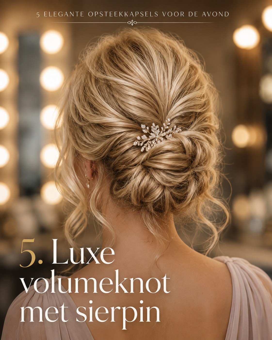 Luxe volumeknot met sierpin, een stijlvol opsteekkapsel voor een feestelijke avond