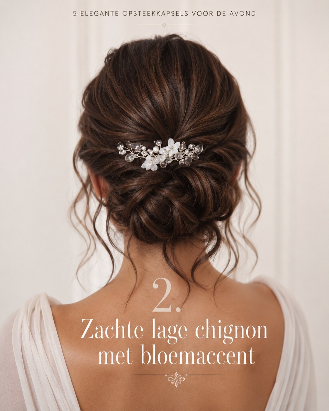 Zachte lage chignon met bloemaccent, een verfijnd opsteekkapsel voor de avond of een bruiloft