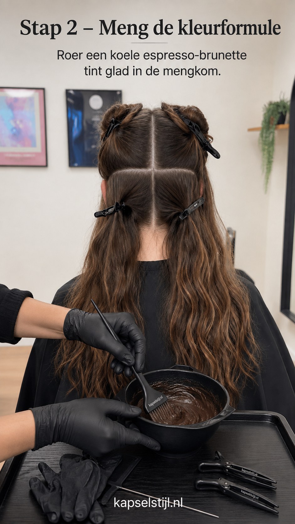 Kleurschaal met een koele espresso-brunette formule, glad geroerd voor een egale espresso bruine balayage.