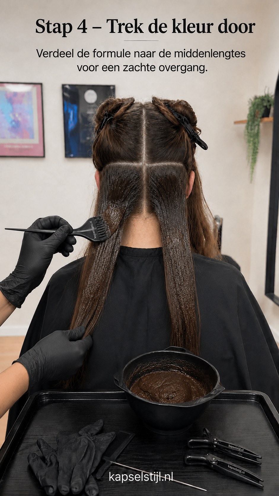 Kleurformule doorgetrokken naar de middenlengtes voor een zachte overgang in de espresso bruine balayage.