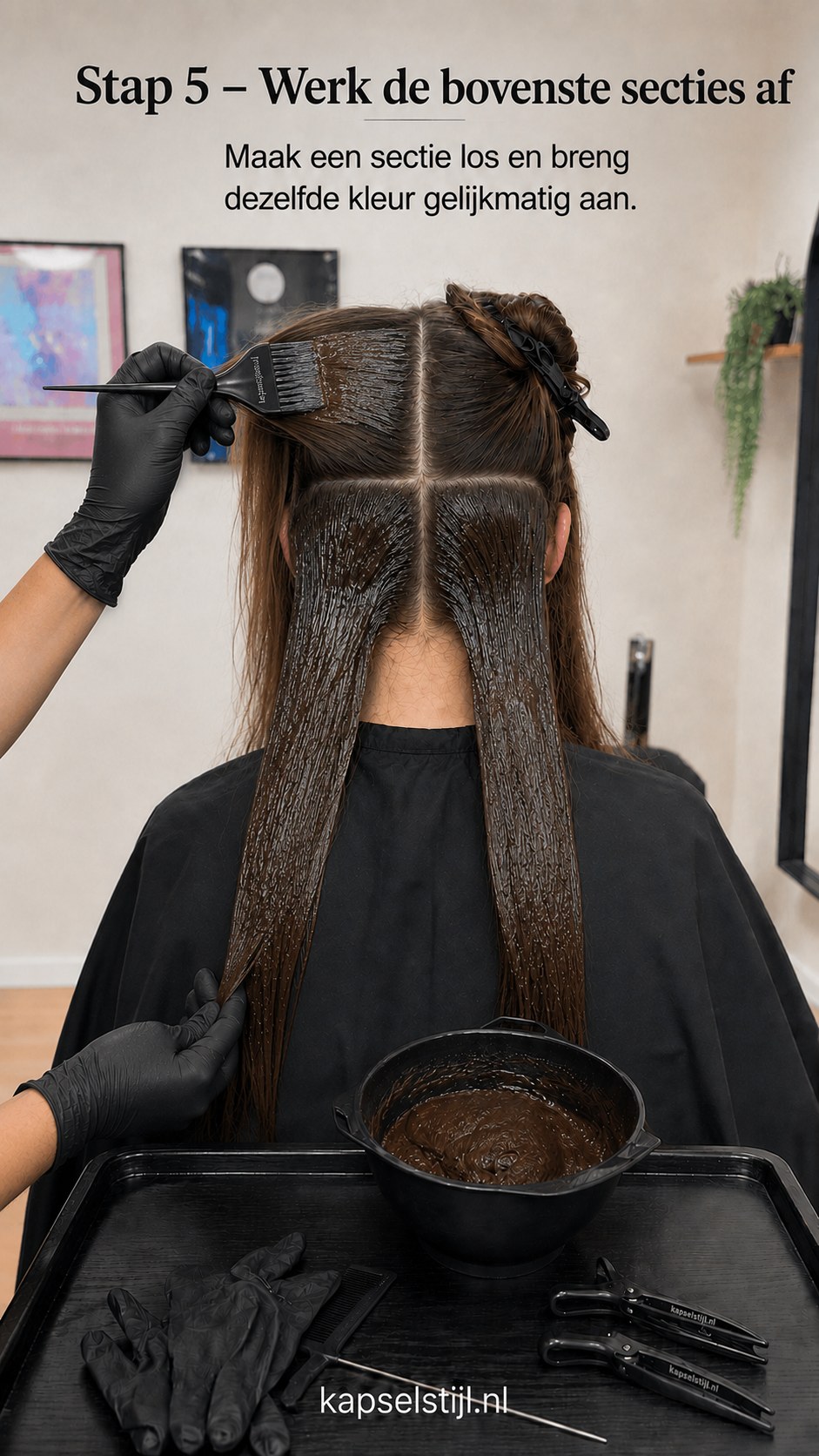 Bovenste sectie losgemaakt en gelijkmatig ingekleurd voor een egale espresso bruine balayage.