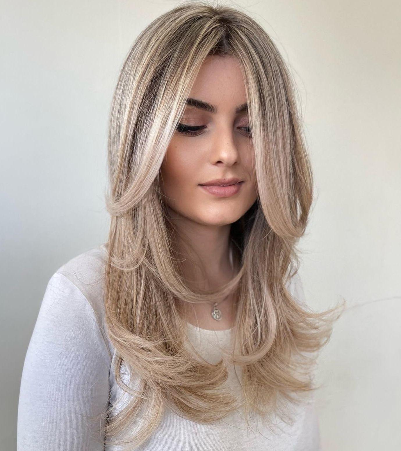 Face framing layers bij lang haar