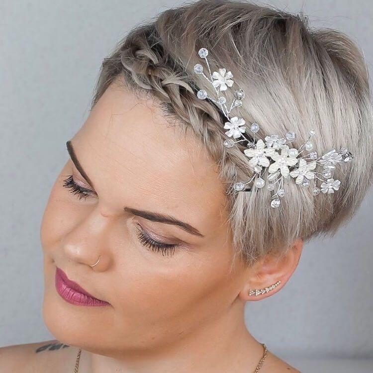 Kort haar met bloemenaccessoires
