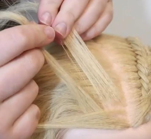 Nieuwe haarplukken toevoegen vlecht