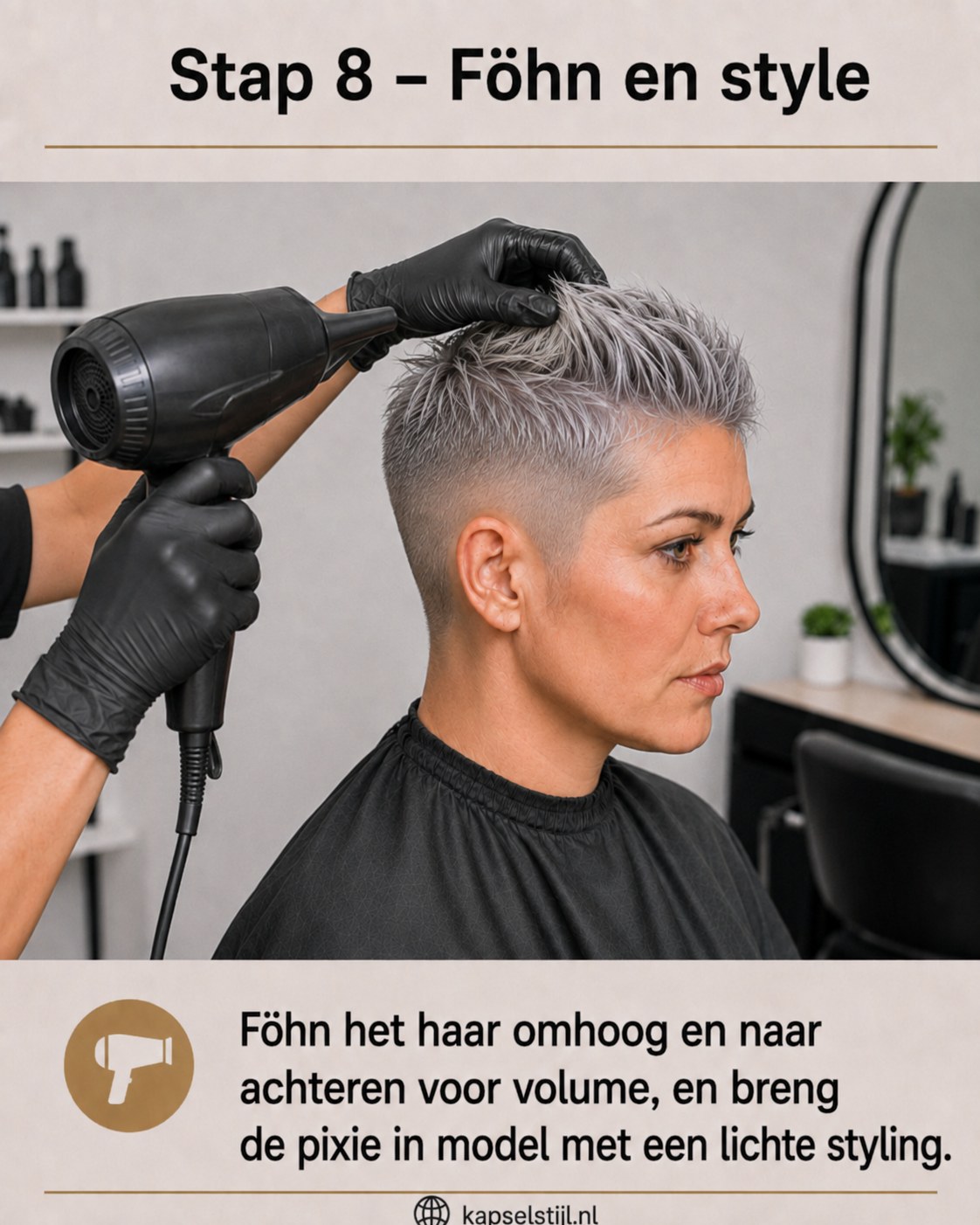 Föhn brengt volume in de bovenkant van de grijze undercut pixie kapsel na de styling