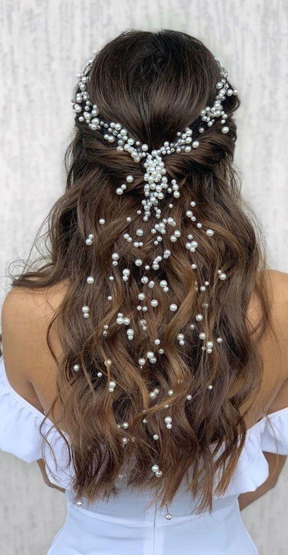 Lang haar half opgestoken met parels