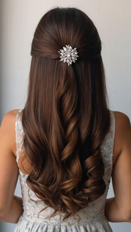 Half opgestoken haar met haarspeld