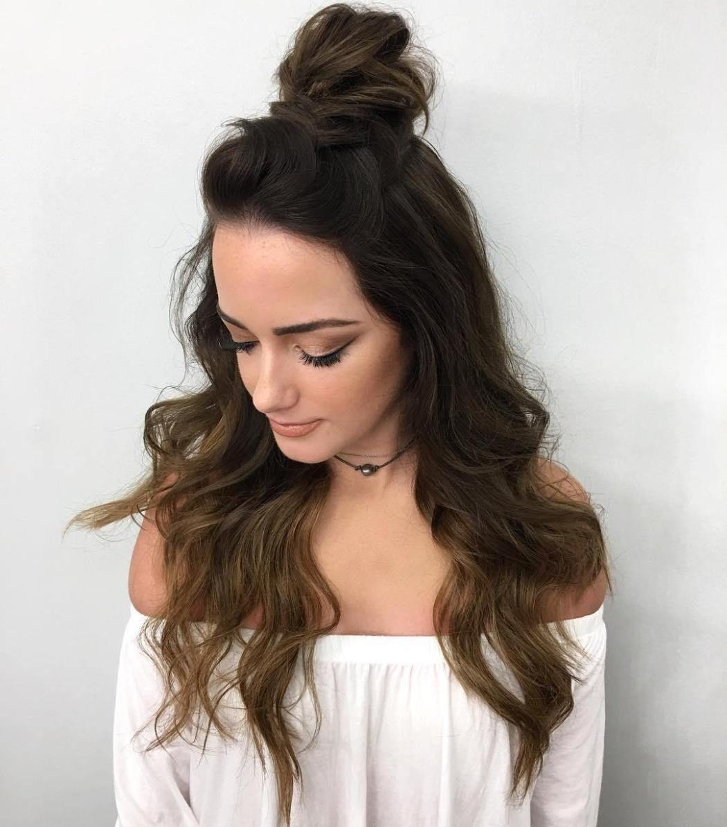 Half opgestoken haar met hoge knot