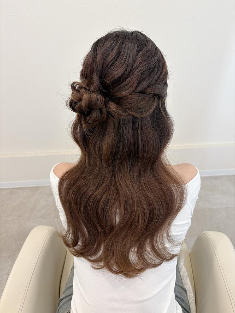 Half opgestoken kapsel lage knot