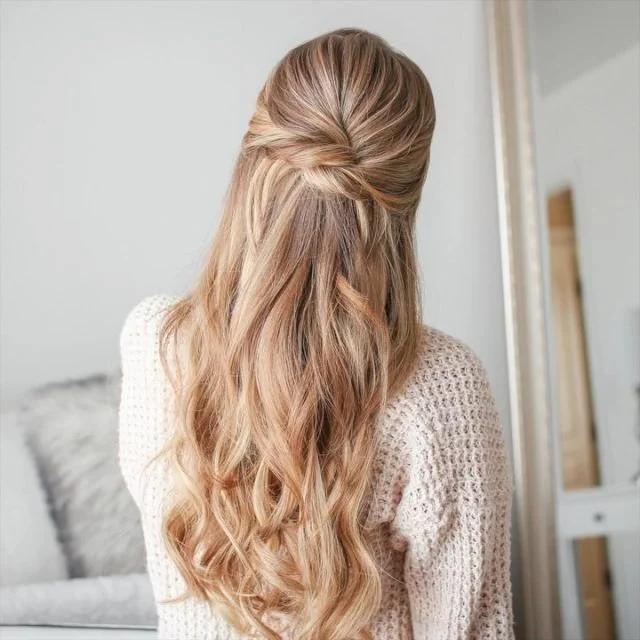 Half opgestoken lang haar