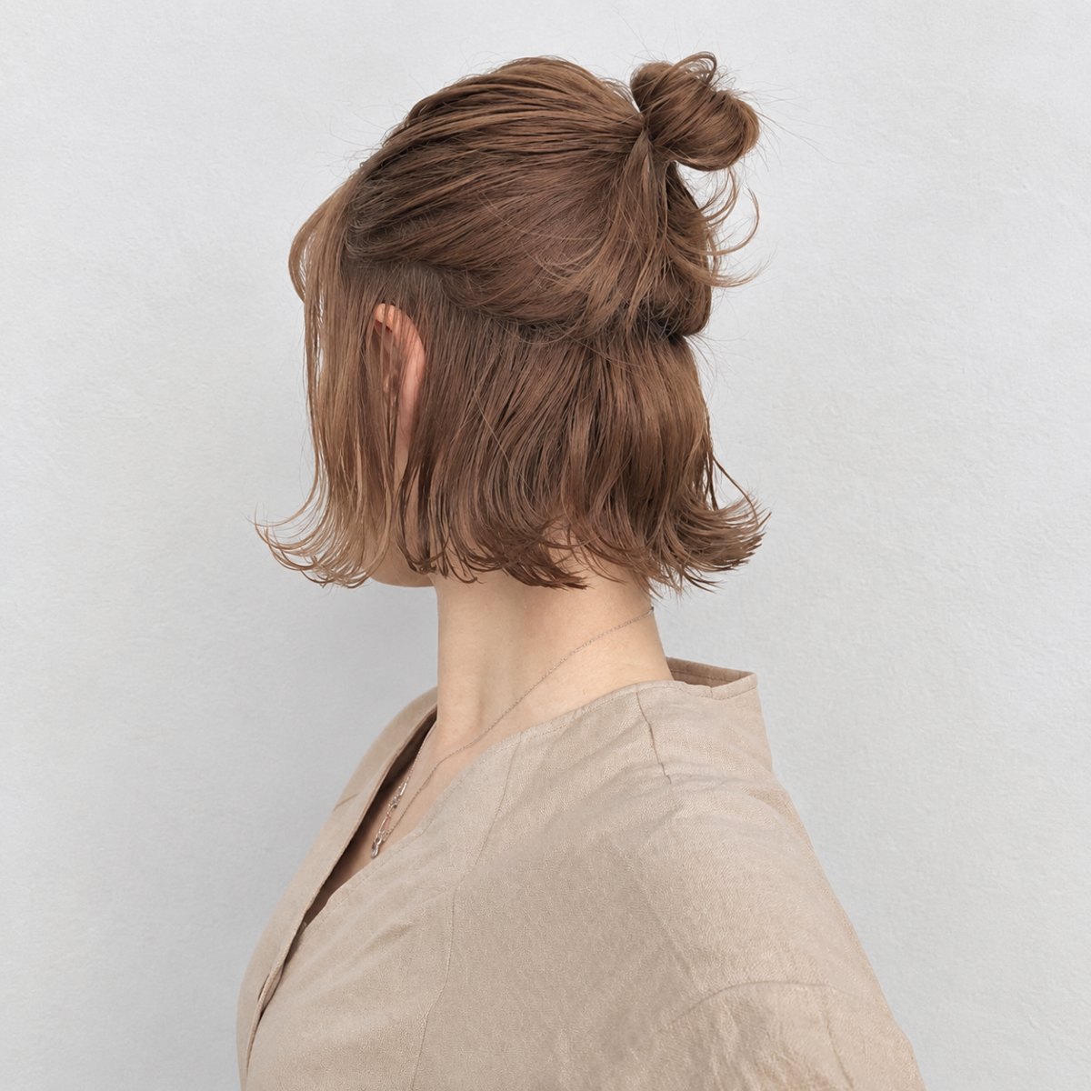 Kort haar met half opgestoken knotje