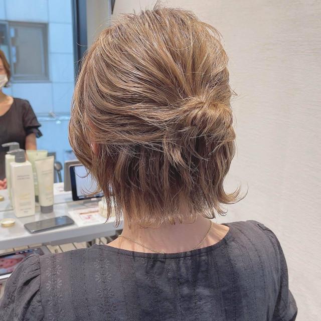 Natuurlijke textuur kort haar half up