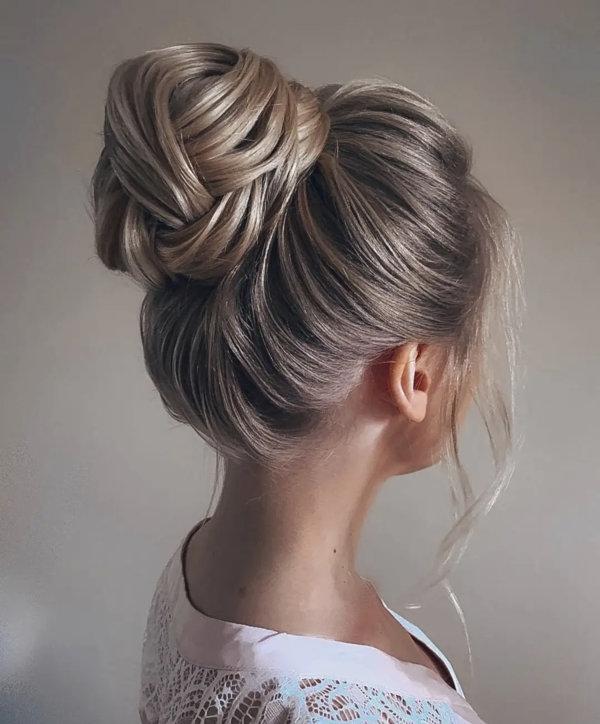 Hoge knot voor lang haar