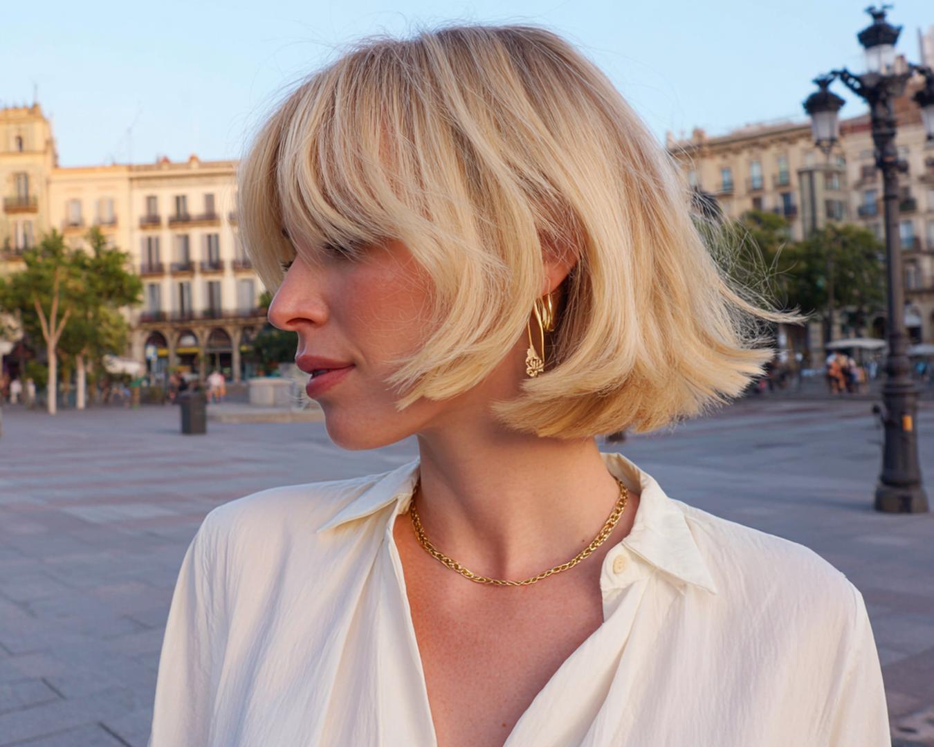 Blonde Korte Bob Met Gordijnpony