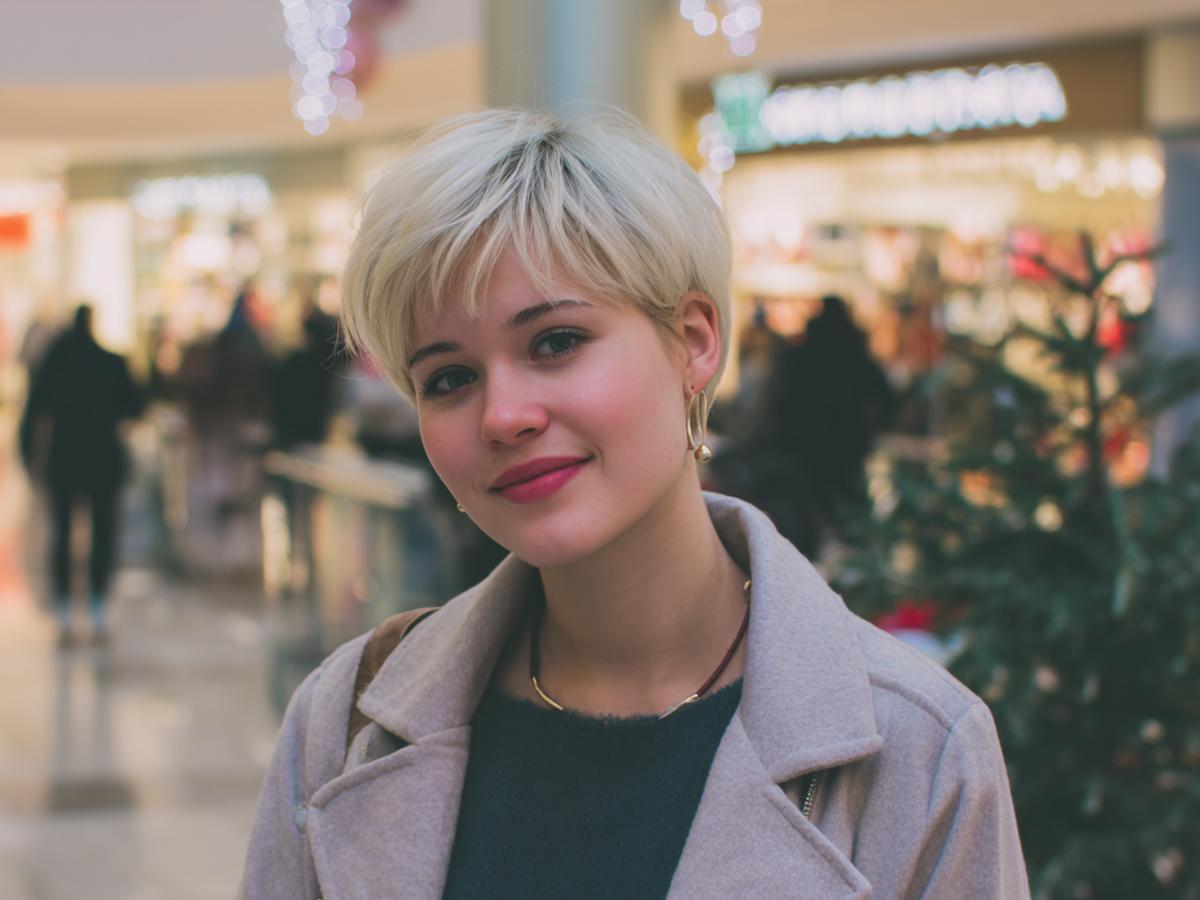 Platinablonde Lange Pixie Met Pony