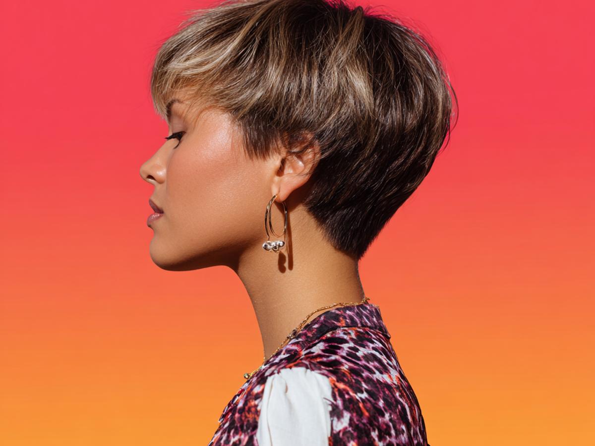Pixie Bob Met Blonde Highlights