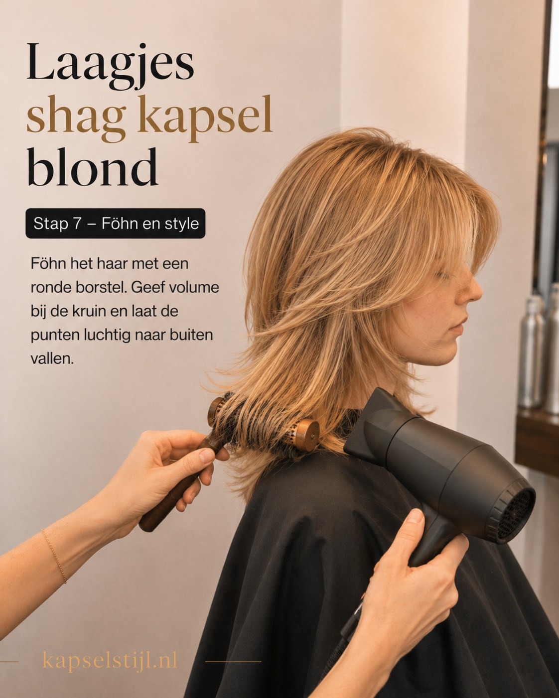 Föhnen met ronde borstel om de lagen van het laagjes shag kapsel blond te stylen
