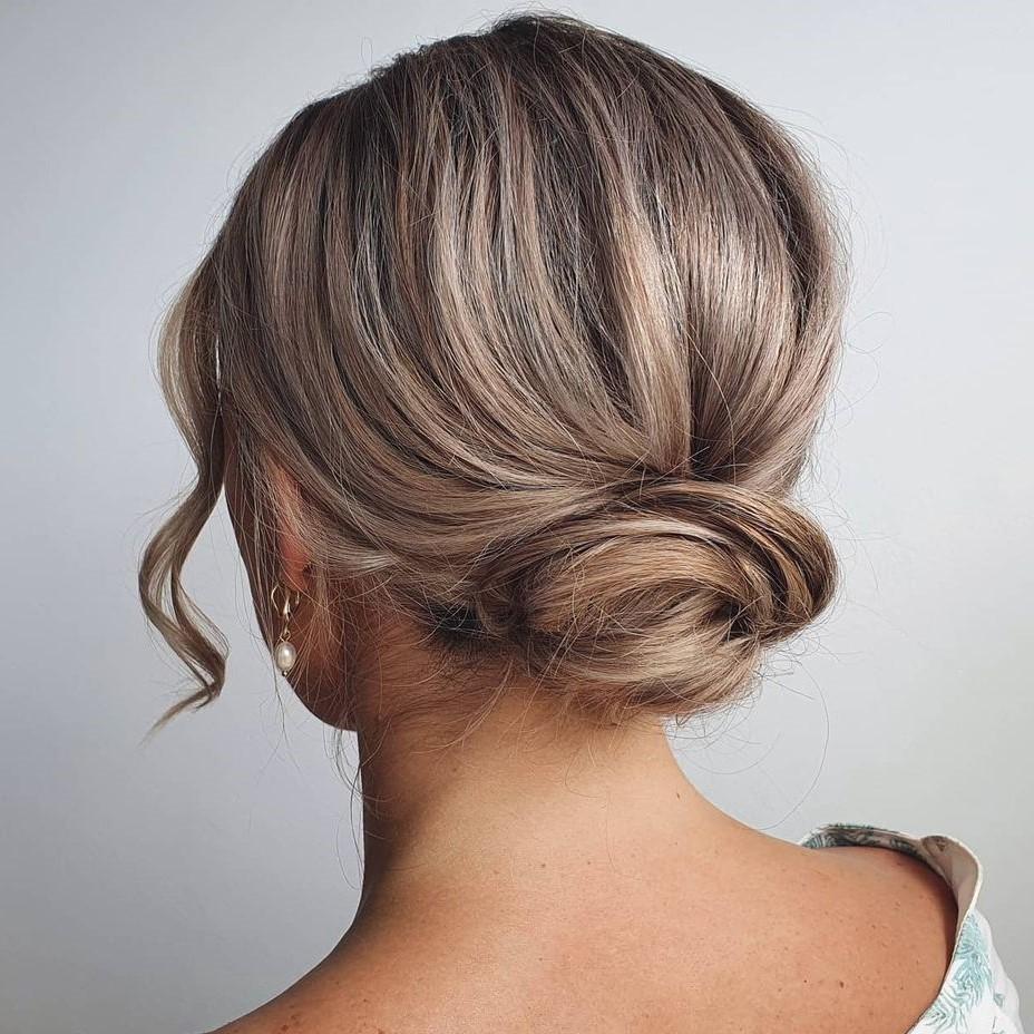 Lage knot kort opgestoken haar