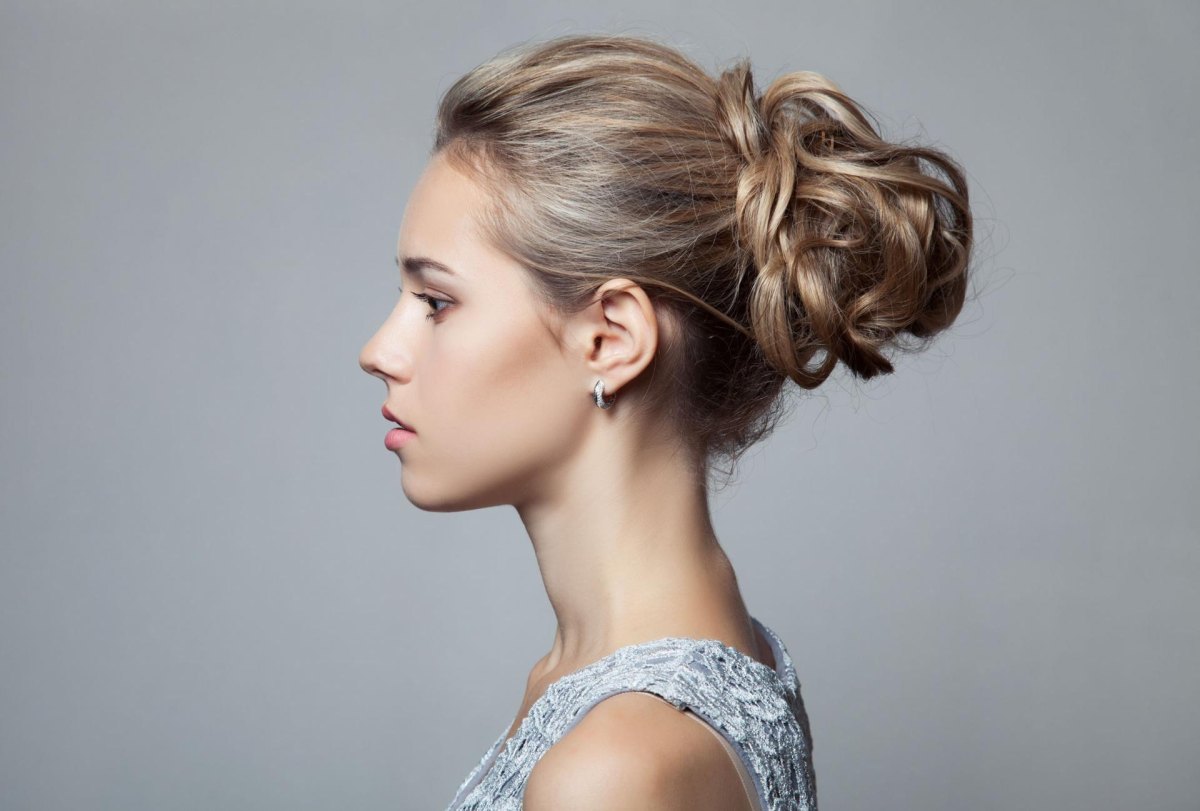 Modern opgestoken kapsel lang haar