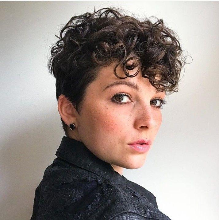 Pixie cut met krullen