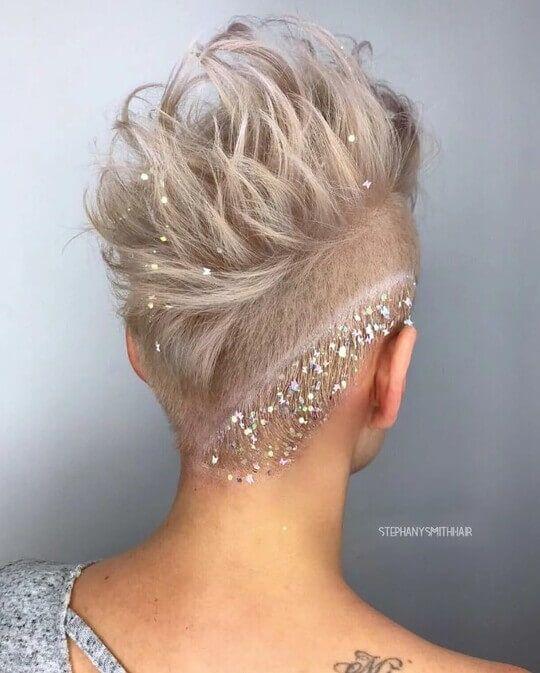 Moderne undercut feeststijl