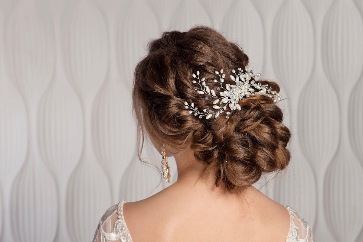 Bruidskapsel met haaraccessoires