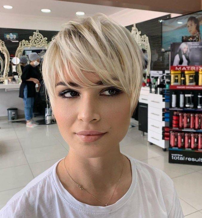 Pixie kapsel lange pony vrouw
