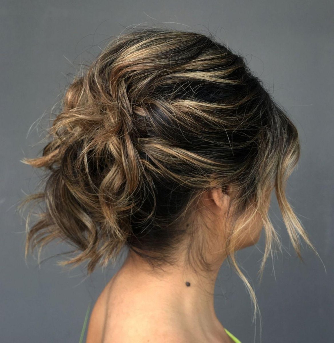 Rommelige updo voor kort haar