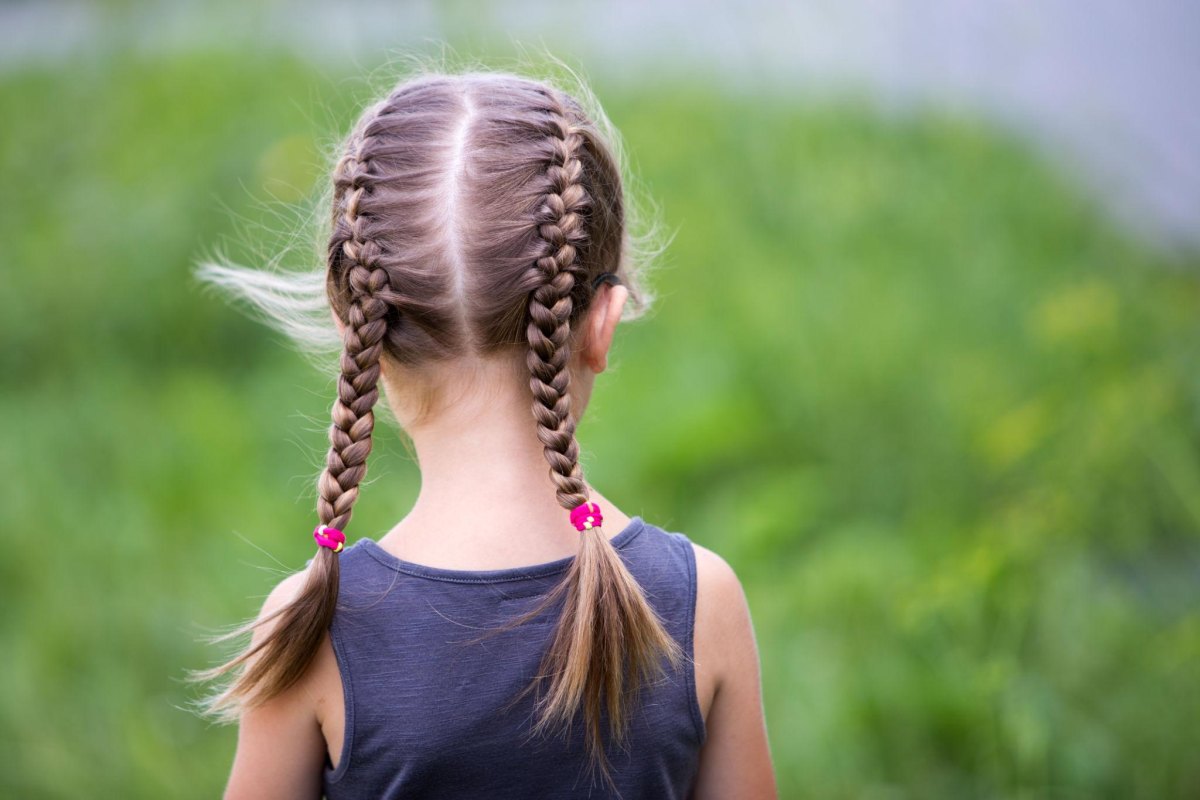 Twee vlechten vrolijk kinderkapsel